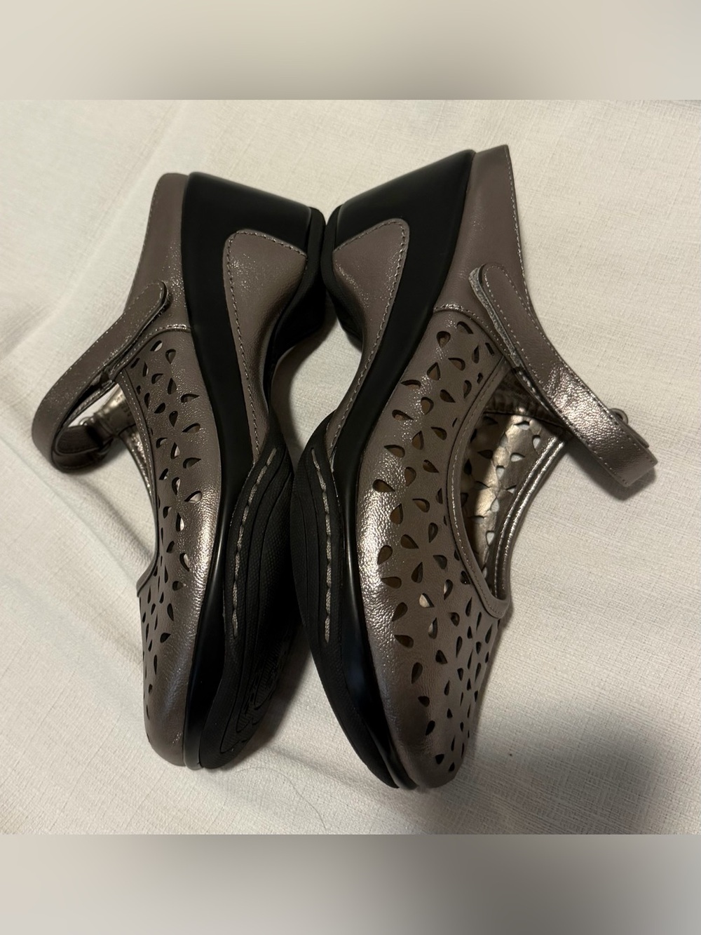 Rialto Vienna Women's Mary Jane Silver Faux Leather Size 8.5M Slip-On Shoes